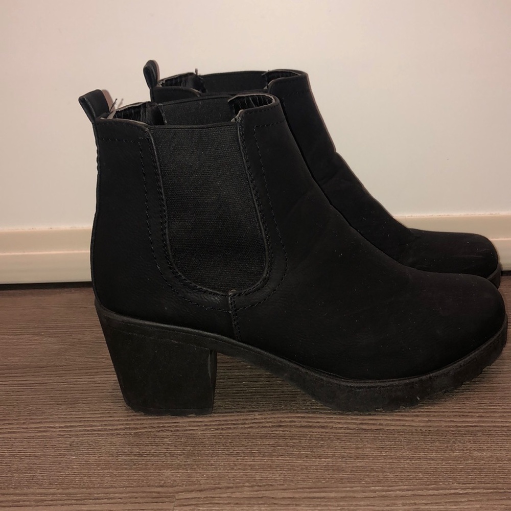 Chelsea black bootie